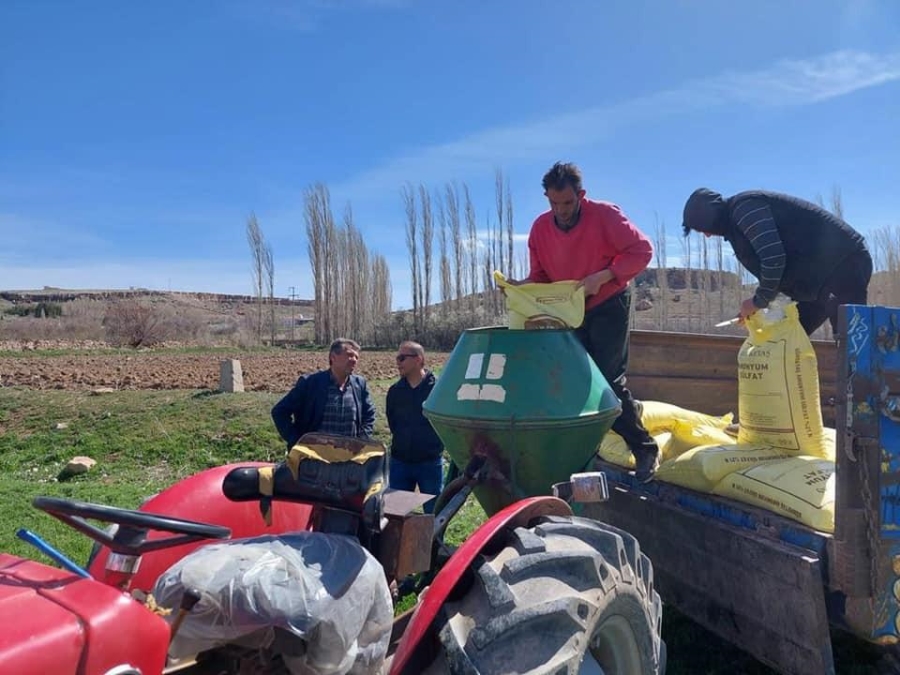 Meralarda Gübreleme Çalışması Yapıldı