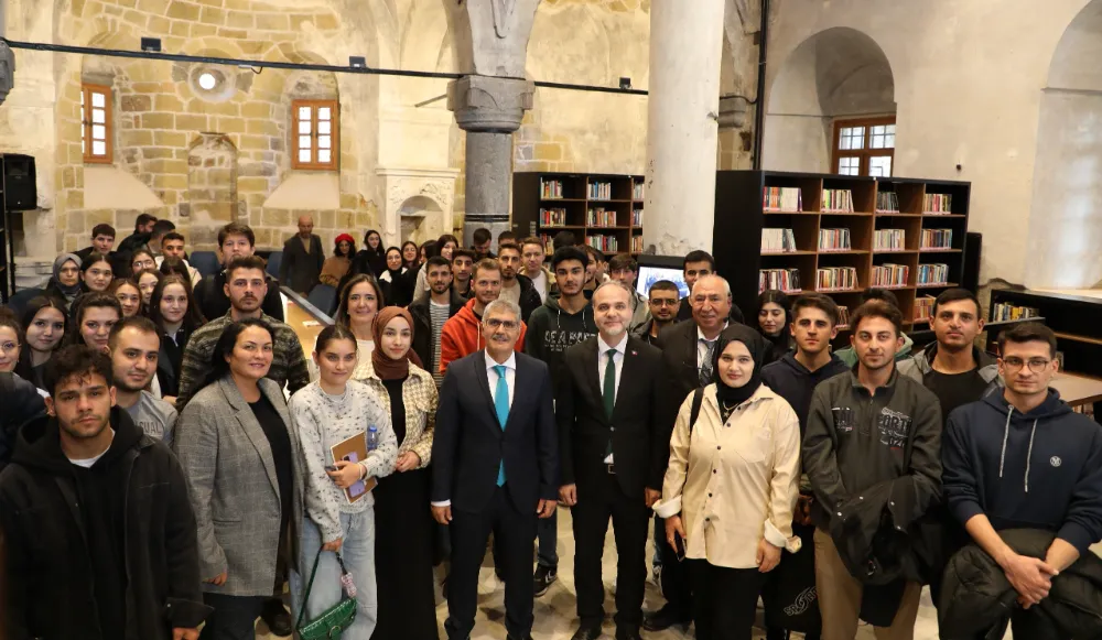 Niğde Valisi Çelik, yazar kimliği ile öğrencilerle buluştu