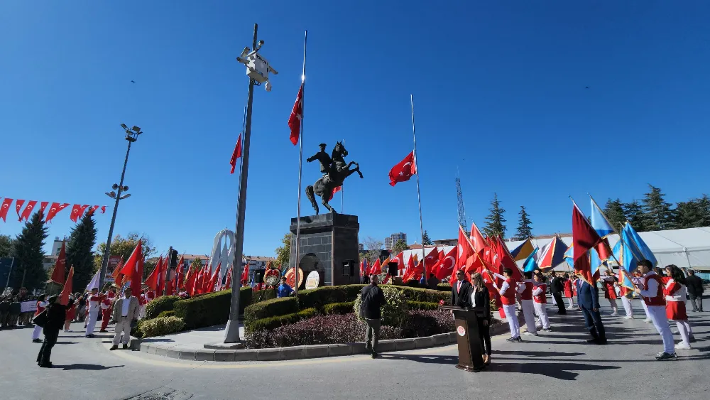 Cumhuriyet bayramı kapsamında, Atatürk Anıtına çelenk sunuldu 