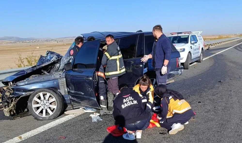 Niğde yolunda cip ile kamyonet çarpıştı: 3 yaralı