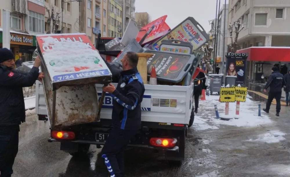 Zabıta, kaldırımları işgal eden reklam panolarını küreledi !