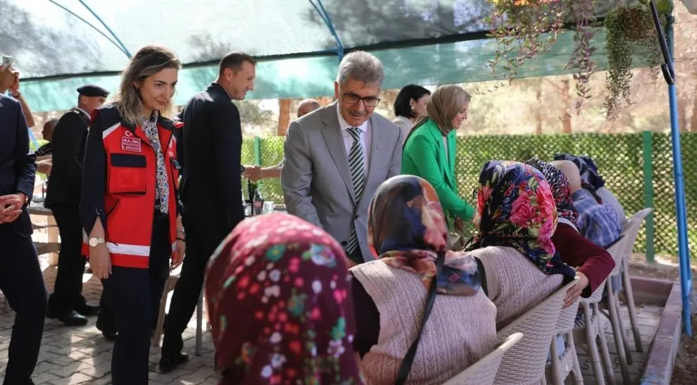 Vali Çelik’ten huzurevi ve çocuk evleri sakinlerine bayram ziyareti