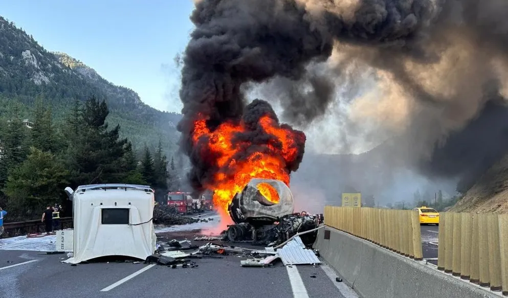 Adana-Pozantı otoyolunda tır yandı: Ulaşım trafiğe kapandı