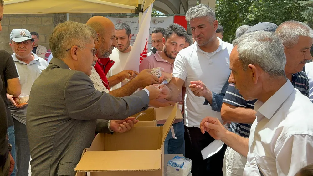 Kayseri Vakıflar Genel Müdürlüğünden aşure ikramı 