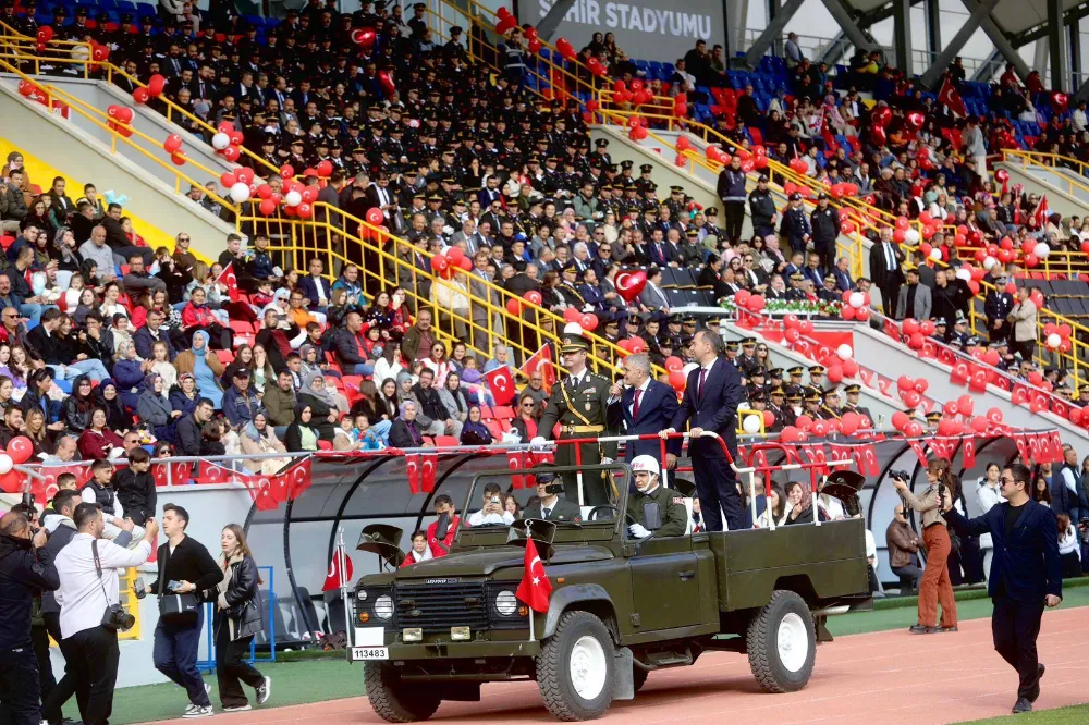 CUMHURİYETE YAKIŞIR KUTLAMA