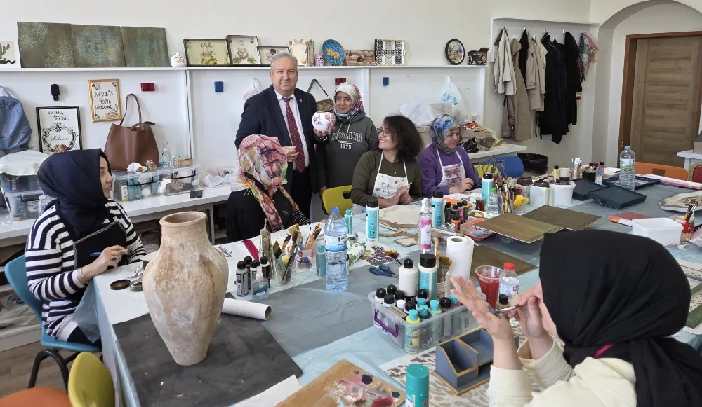 Niğde Halk Eğitimi Merkezi Ahşap Boyama Kursunda Üretim Heyecanı