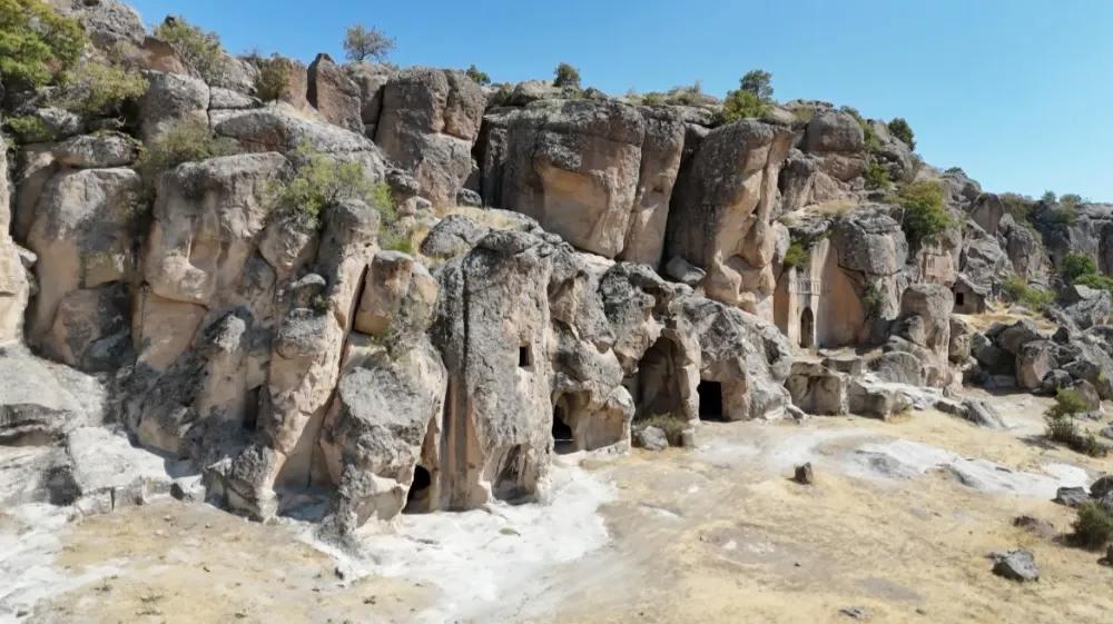 Niğde İstikametine Uzanan Tarihi Hazine: Manastır Vadisi, Ziyaretçileri Büyülüyor 