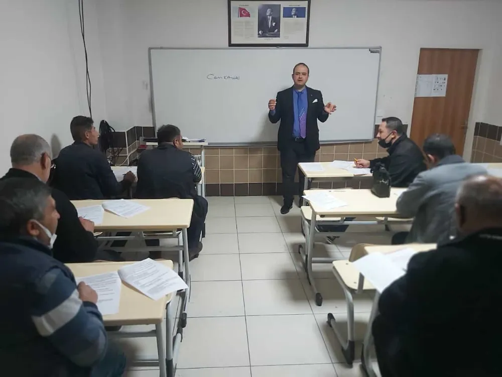 Eğitimci Cem Kayhan