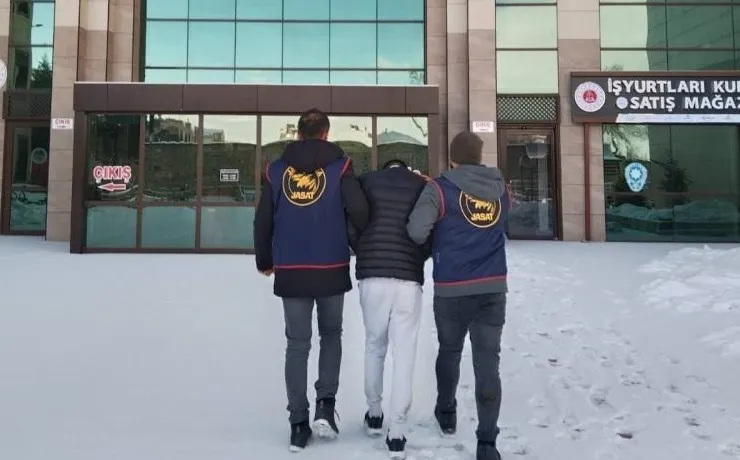 Çaldıkları paralarla ziyafet yapmışlar