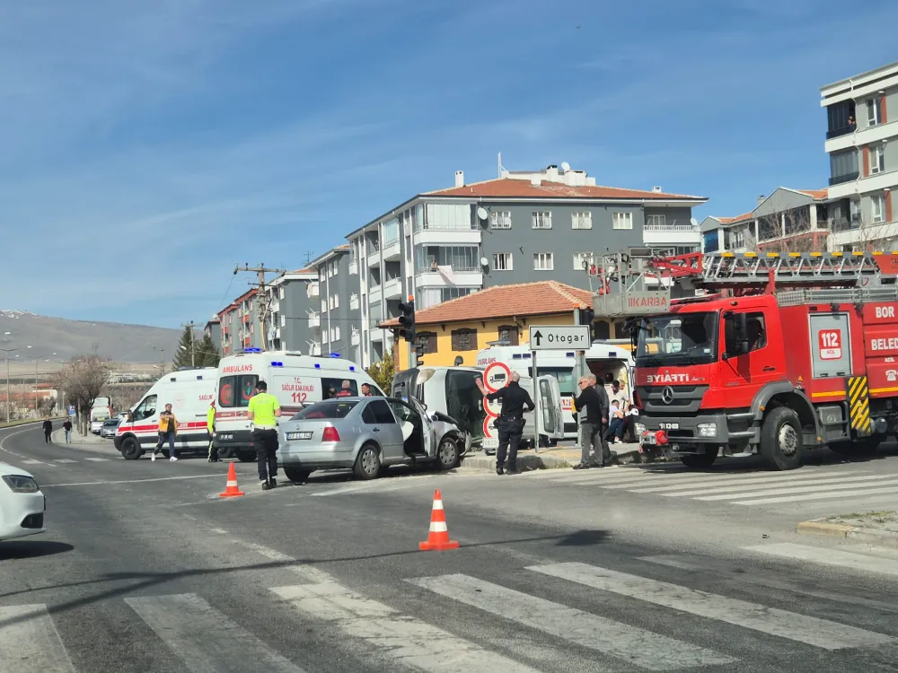 Adliye kavşağında trafik kazası 