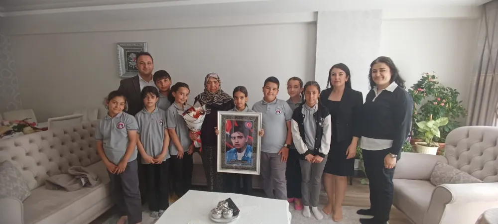 Şehit Aileleri Derneği ve Öğrencilerden Anlamlı Anneler Günü Ziyareti