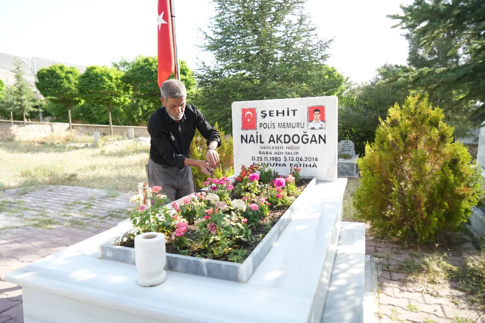 Rüyayla başladı, hayatının görevi oldu: 19 yıldır karşılıksız mezarlık bakımı yapıyor