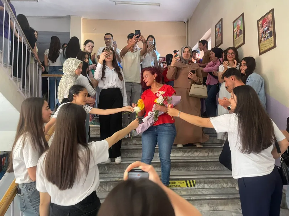 Emekliye ayrılan öğretmene duygusal veda