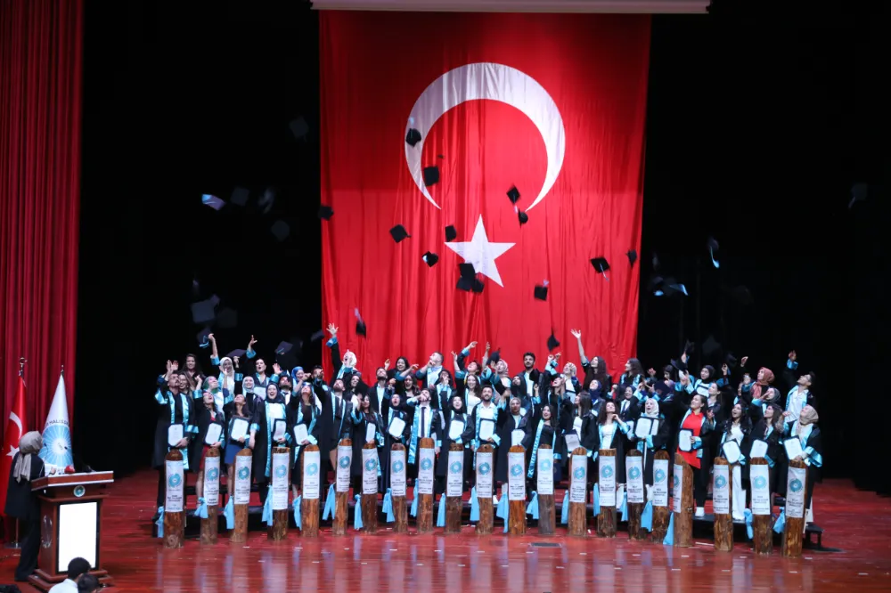 Niğde Ömer Halisdemir Üniversitesinde mezuniyet töreni: 2 bin öğrenci kep attı
