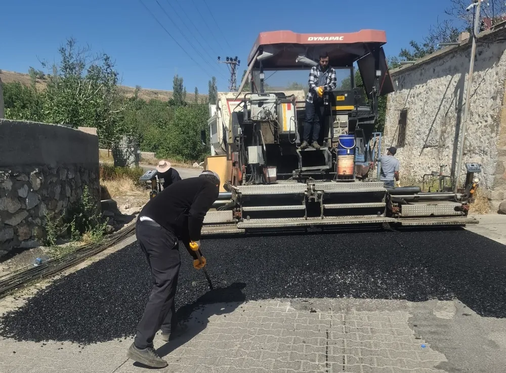 Güllüce Köyünde 3 Kilometrelik Sıcak Asfalt Serim Çalışmaları Başladı