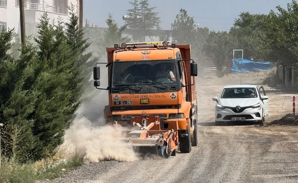 Altunhisar Belediyesi Asfalt Sonrası Mıcır Temizliği Yaptı