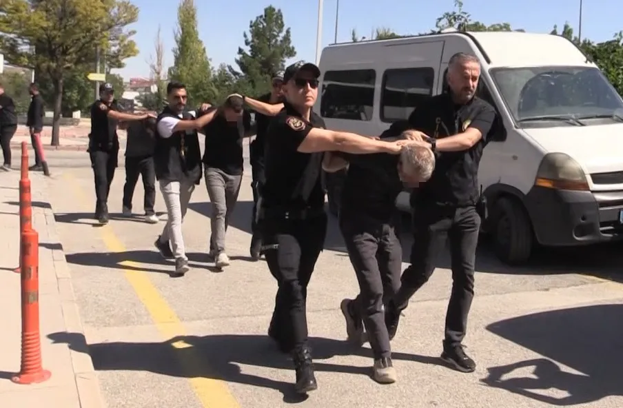 BABA VE OĞLUNU ÖLDÜREN CİNAYET ZANLISI ADLİYEYE SEVK EDİLDİ