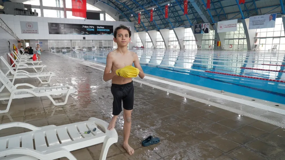 Ampute sporcu Ahmet Yasin, yüzme tutkusuyla engelleri aşıyor