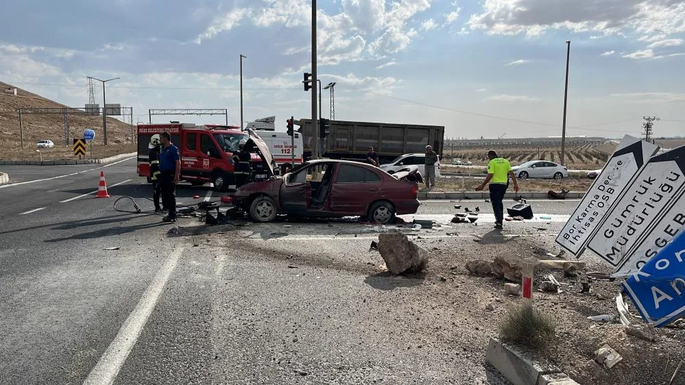 Niğde’de refüje çarpan otomobil alev aldı: 1 yaralı