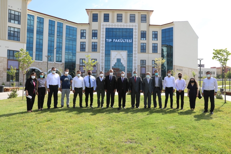 REKTÖR TIP FAKÜLTESİNE BAŞLAYAN AKADEMİSYENLERLE BULUŞTU